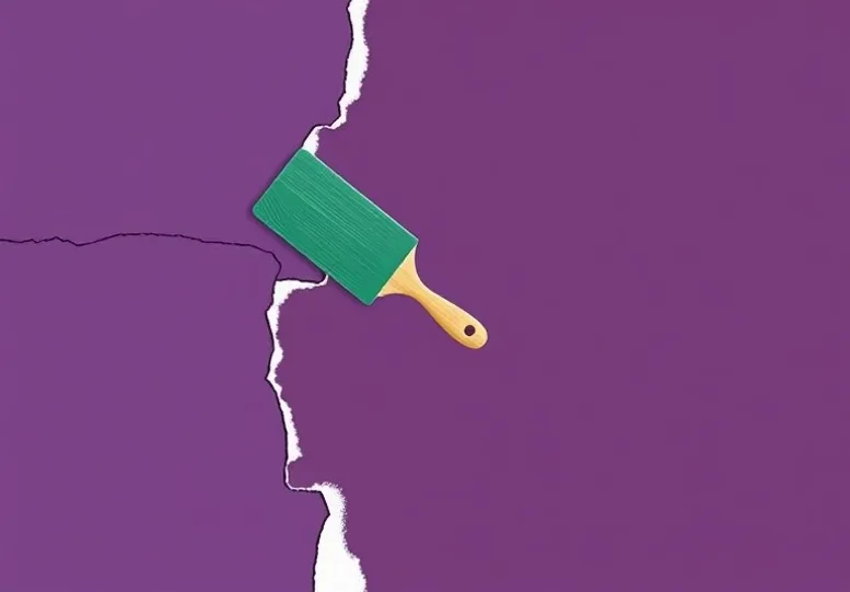 Ponçage et rebouchage des fissures avant mise en peinture